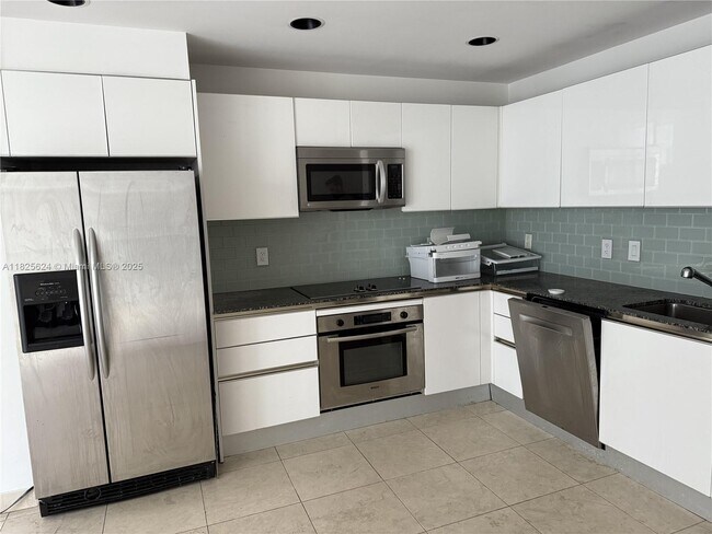 Building Photo - 1060 Brickell Ave