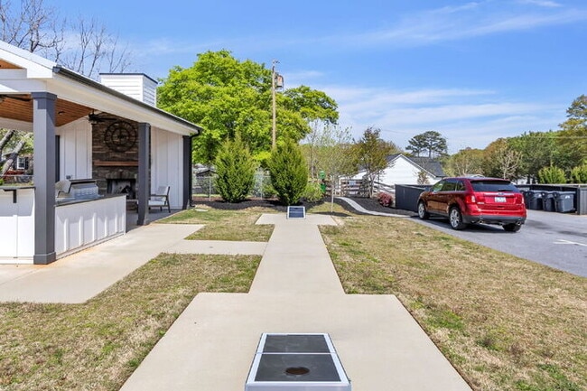 Building Photo - Modern 2-Bed, 2.5-Bath Travelers Rest Town...