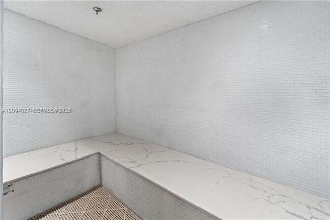 Building Photo - 16001 Collins Ave