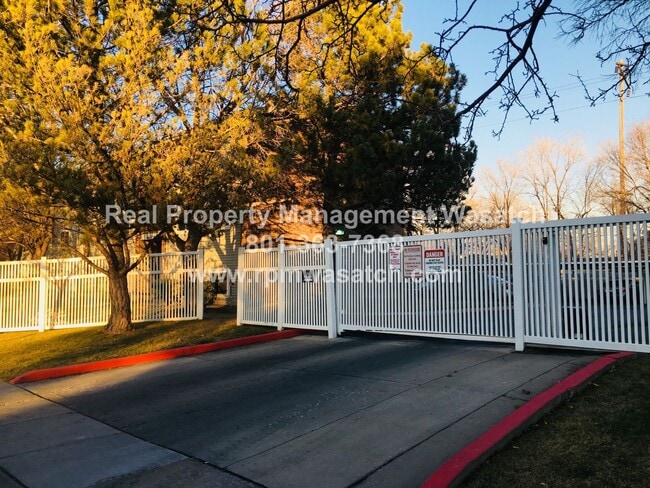 Building Photo - Check out This Cute 2 Bedroom 1 Bath SLC Condo!