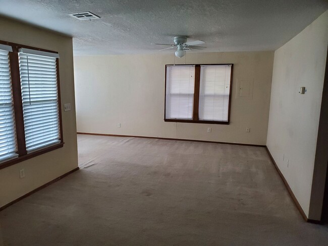 Building Photo - 2 bed 1 bath house with central heat and a...