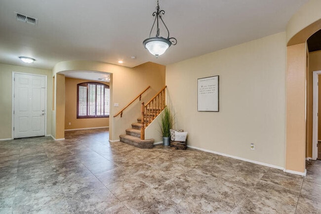 Building Photo - GREAT LOCATION! Fabulous move-in ready 5 bed /3 bath home in south Tempe