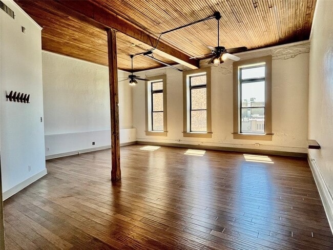 Building Photo - 117 S Elm St