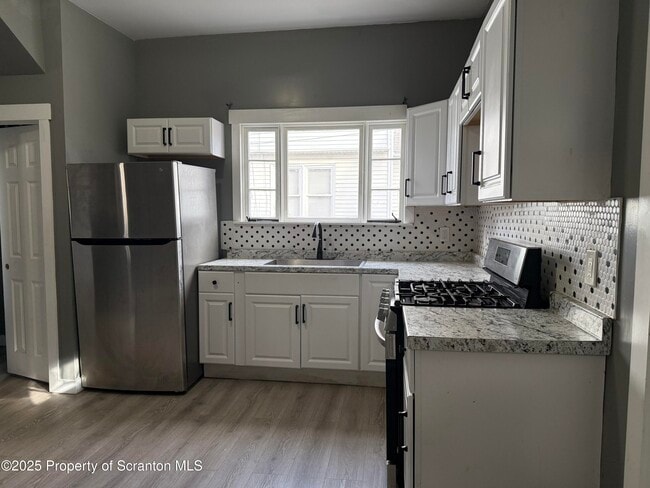 Building Photo - 2204 Golden Ave