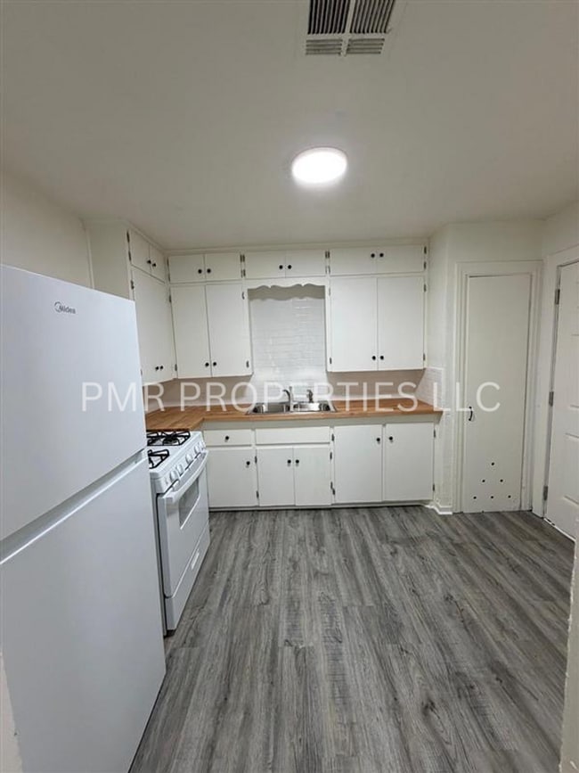 Building Photo - 2 Bedroom /1 Bathroom- House