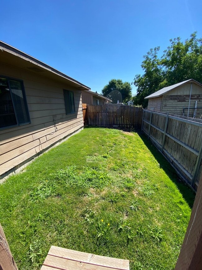 Building Photo - Pra3406