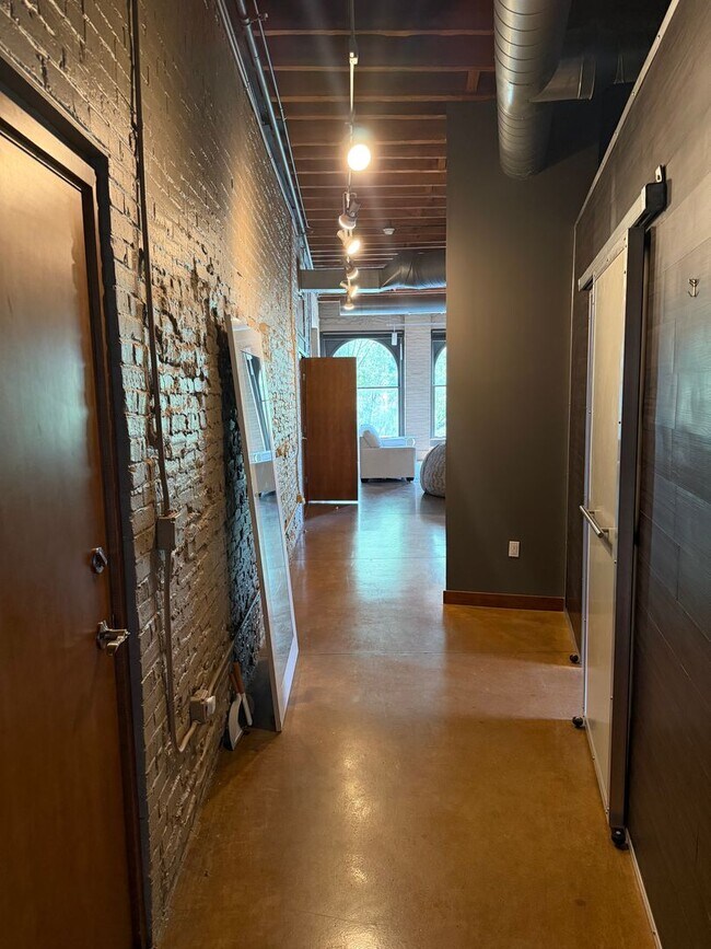Building Photo - 309 E Market St