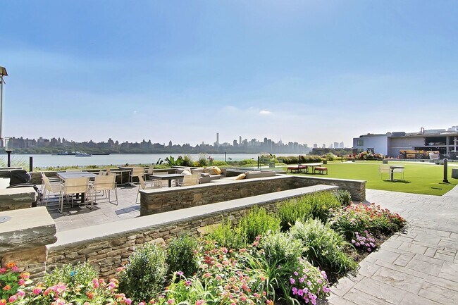 Building Photo - 9 Somerset Ln