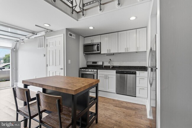 Building Photo - 310 N 13th St