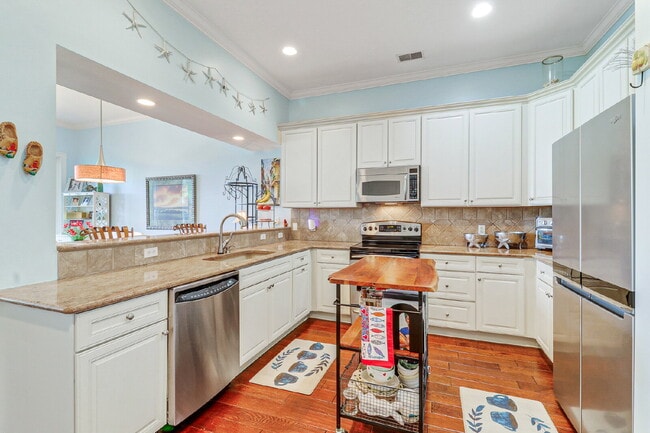Building Photo - 3 Bedroom Townhouse W/ Sunset Water Views!