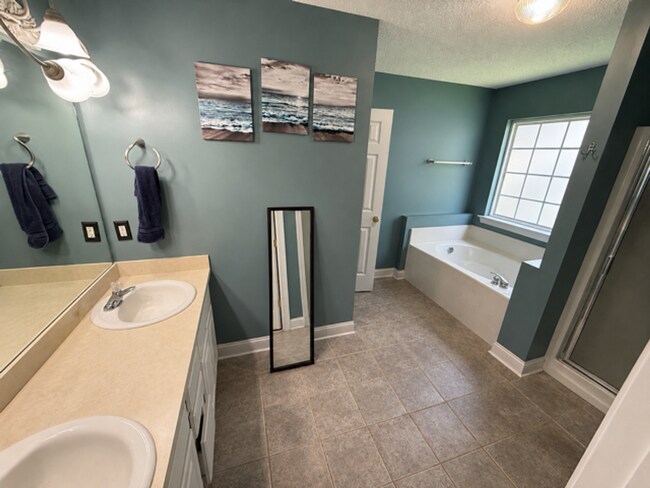 Building Photo - 901 Laurel Hill Cir