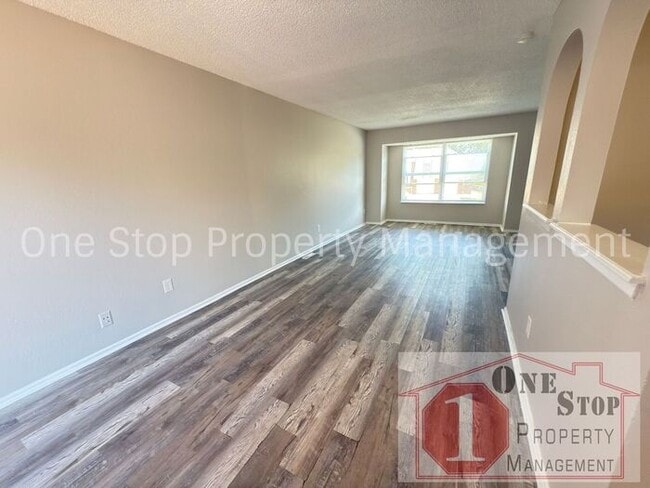 Building Photo - Beautiful 3 Bedroom 2 Bathroom Home in Blu...