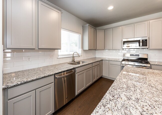 Building Photo - Stunning Like New 3 Bedroom Townhome
