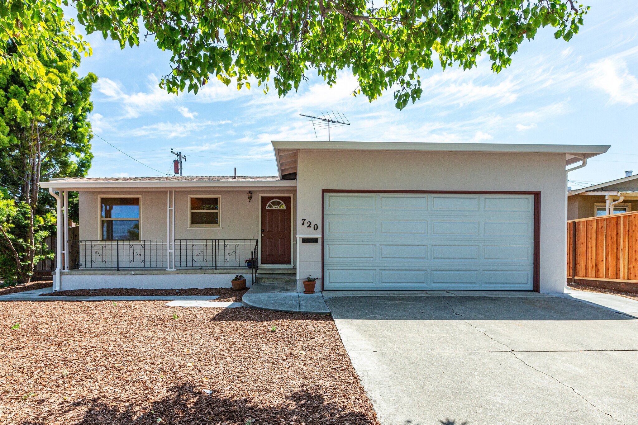 Building Photo - 720 Santa Paula Ave