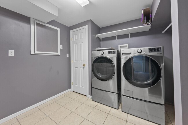 Building Photo - 397 Abbotsbury Dr