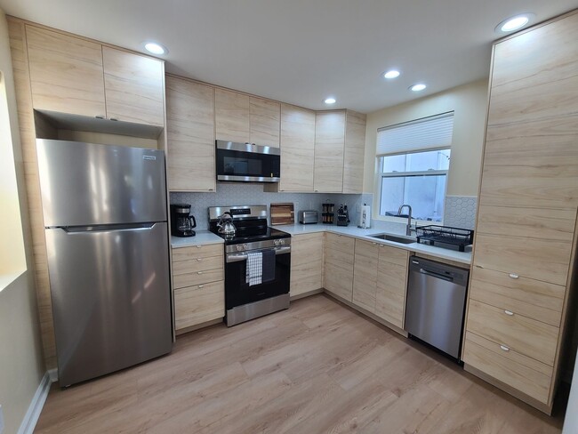 Building Photo - New built and fully furnished 2 bed 2. 5 b...