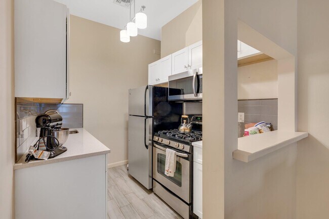 Building Photo - 1110 Clinton St