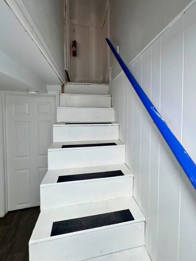 Building Photo - 548 Radnor Ave