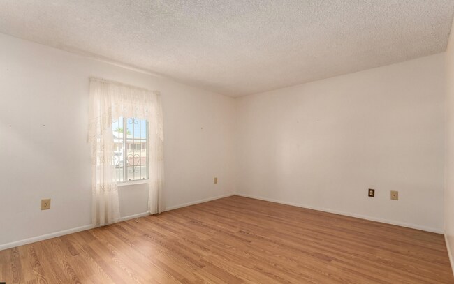 Building Photo - Great home in an active 55+ community!