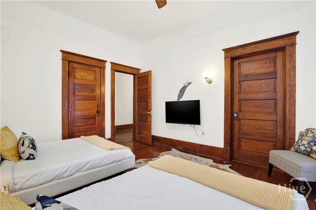 Building Photo - 118 W Waldburg St