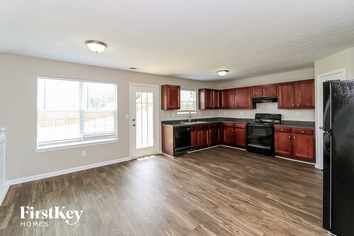 Building Photo - 6385 Daniell Springs Dr