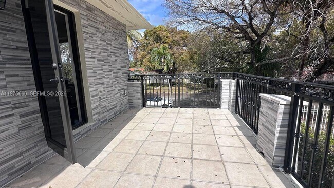 Building Photo - 320 SW 29th Rd