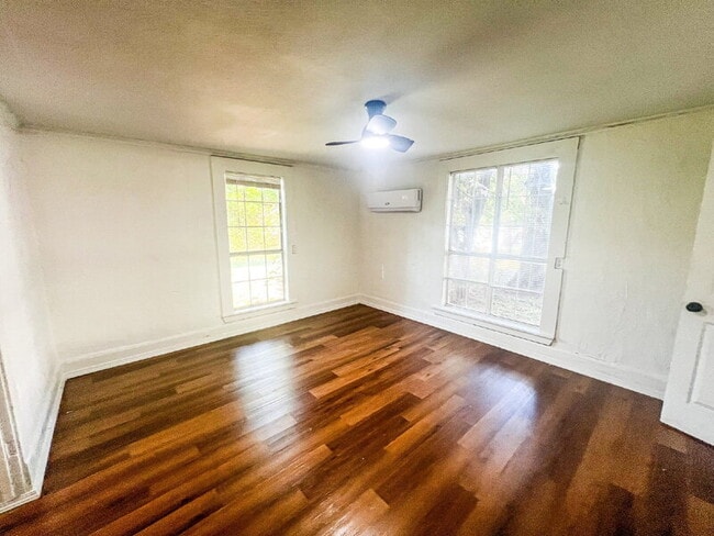 Building Photo - 307 S Rosehill Ave
