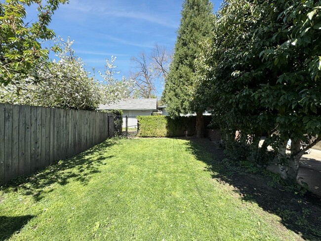 Building Photo - 540 Van Buren St