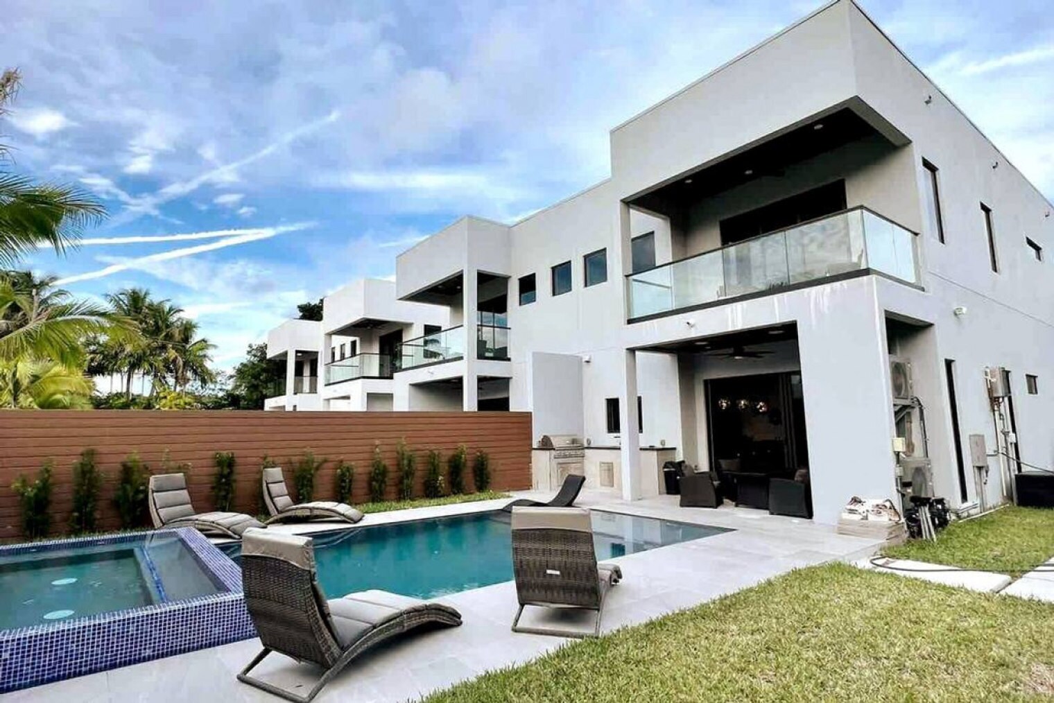 Building Photo - 601 NE 16th Ave