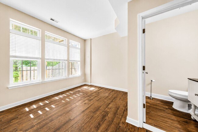 Building Photo - Bright and spacious 3+ bedroom Townhome in Williamsburg