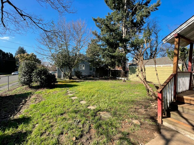 Building Photo - Cute Bungalow in Piedmont with Huge Yard, ...