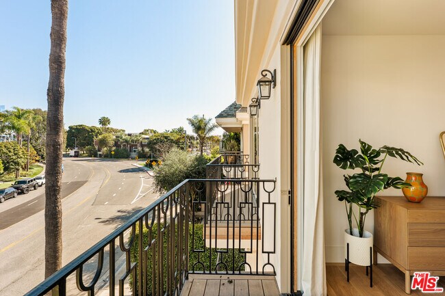 Building Photo - 3807 Vía Dolce