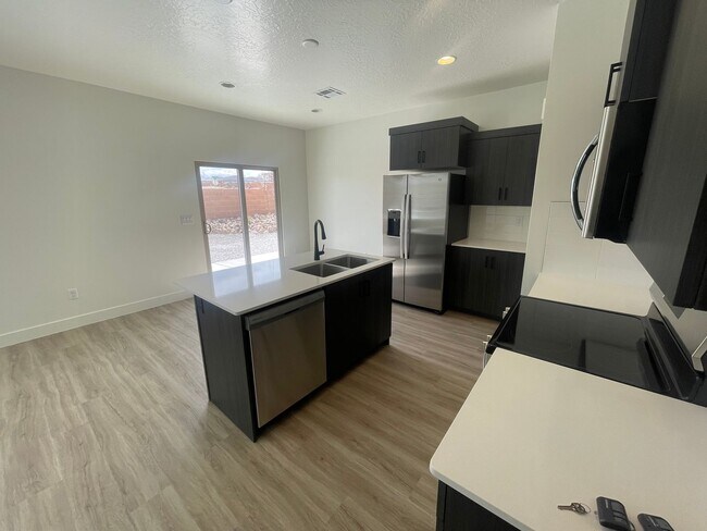 Building Photo - Beautiful Townhome! Washer and dryer included.