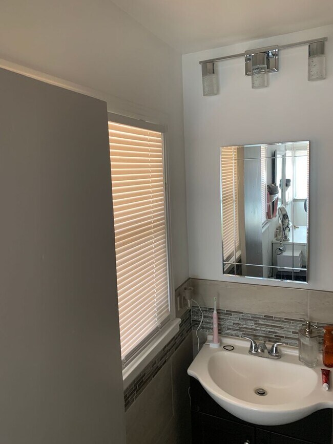 Building Photo - Pre Leasing for fall 2026! 3/2 in Medical District