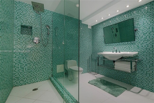 Building Photo - 2301 Collins Ave