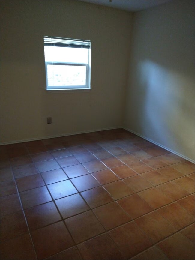 Building Photo - 1636 Kingspoint Dr