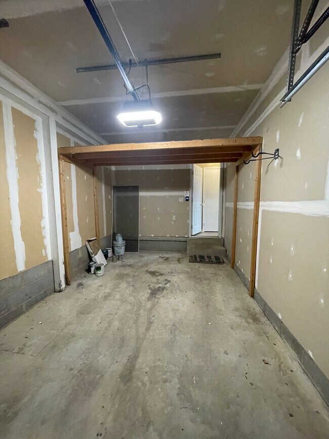 Building Photo - Beautiful 3 Bed 2.5 Bath Interior Townhome In Ashburn Village