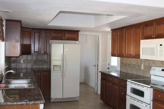 Building Photo - Remodeled 3 Bed 2 Bath Long Term Rental!