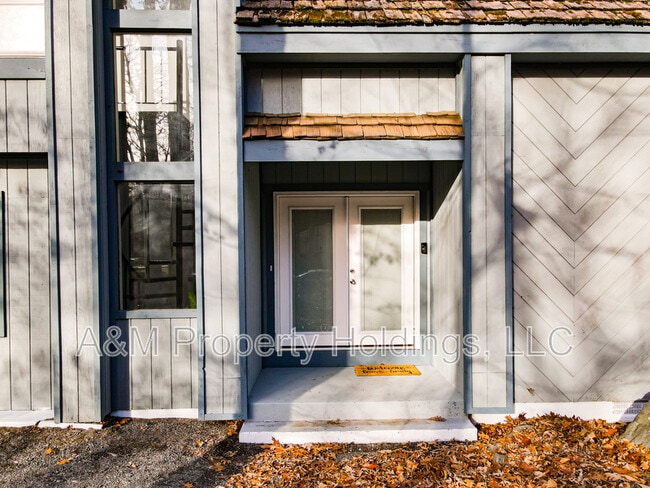 Building Photo - 3120 Greenbriar Dr