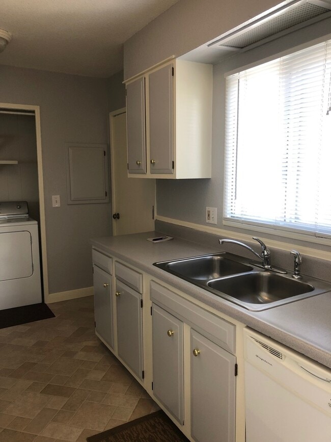 Building Photo - Large 3 Bedroom, 1 Bath Ranch Style Home in South Loveland, CO