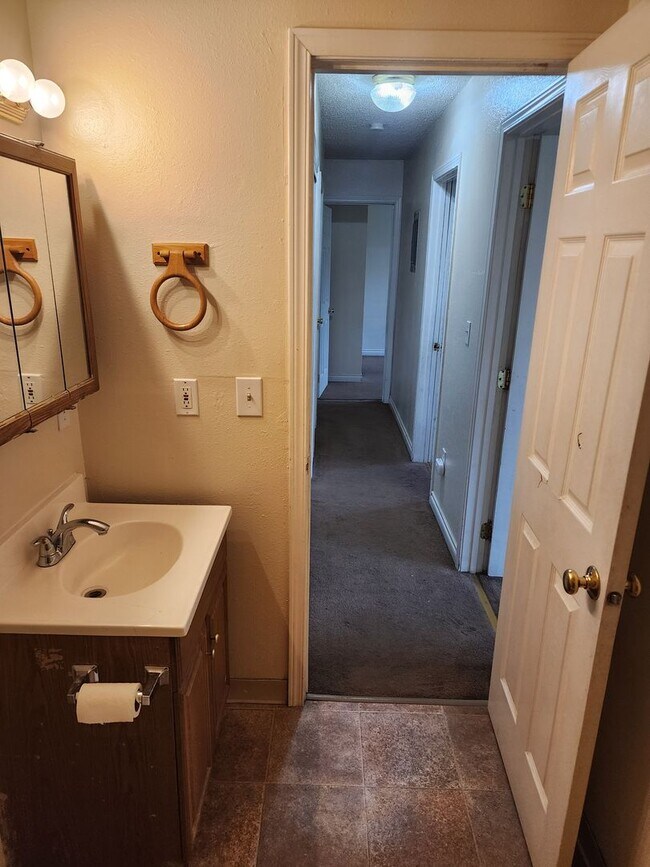 Building Photo - 100 B St