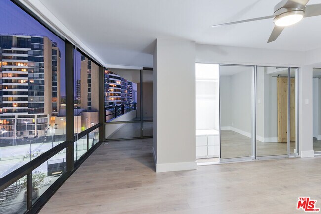 Building Photo - 4265 Marina City Dr