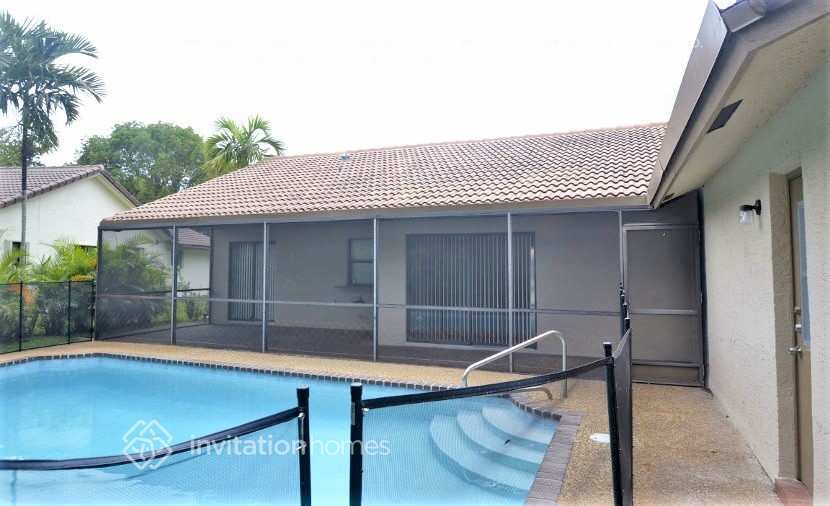 Building Photo - 365 NW 105th Dr