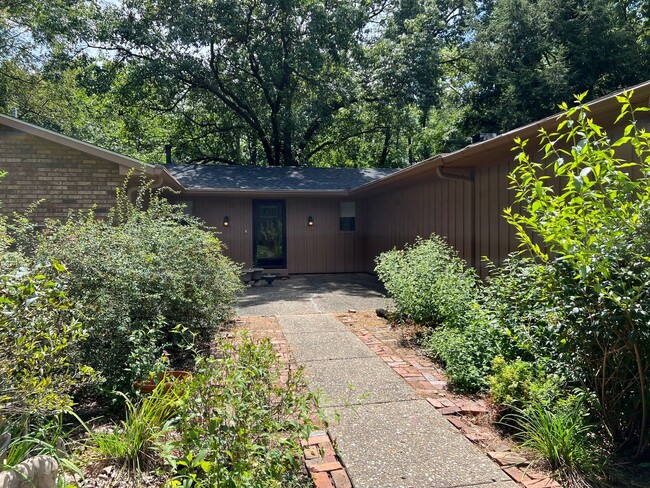 Building Photo - Welcome to this charming 3-bedroom, 3-bath...