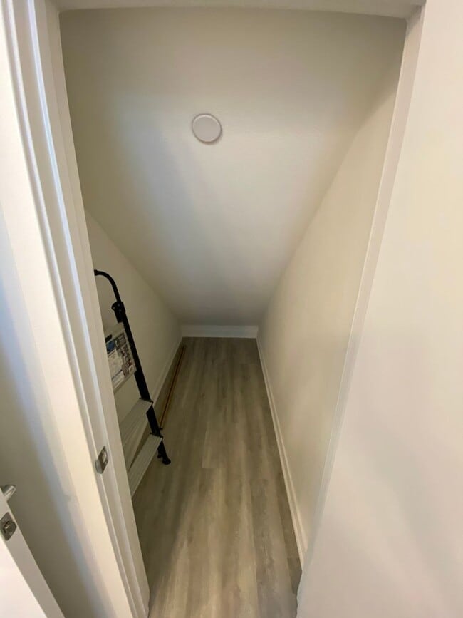 Building Photo - Like New! 1 Bed, 1.5 Bath Townhouse in Covina