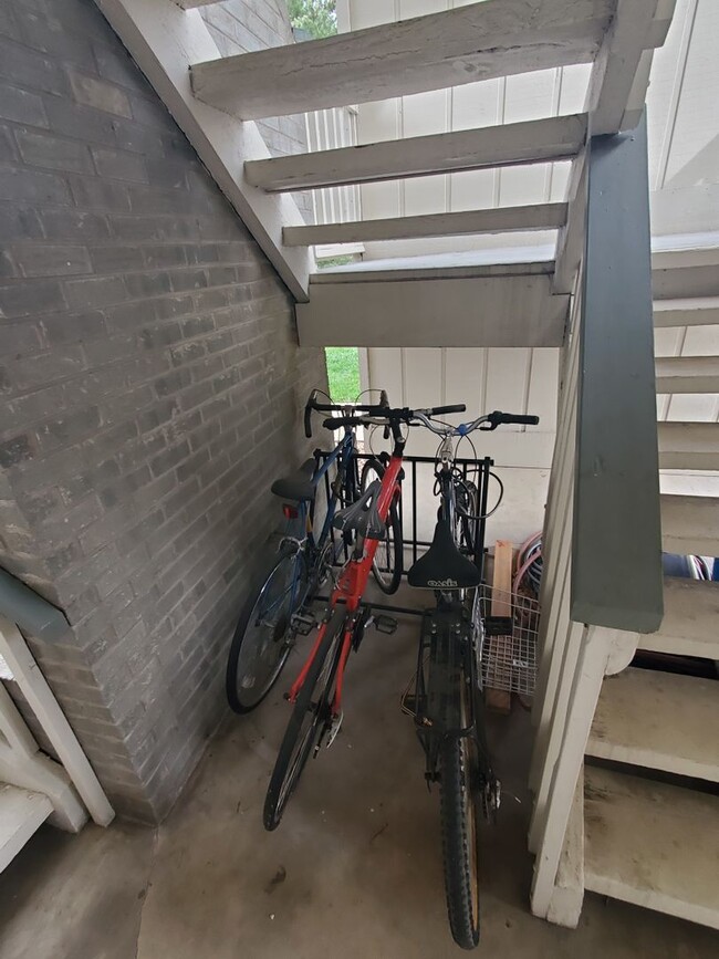 Building Photo - Recently Updated and Spacious 1B / 1B Available for June!