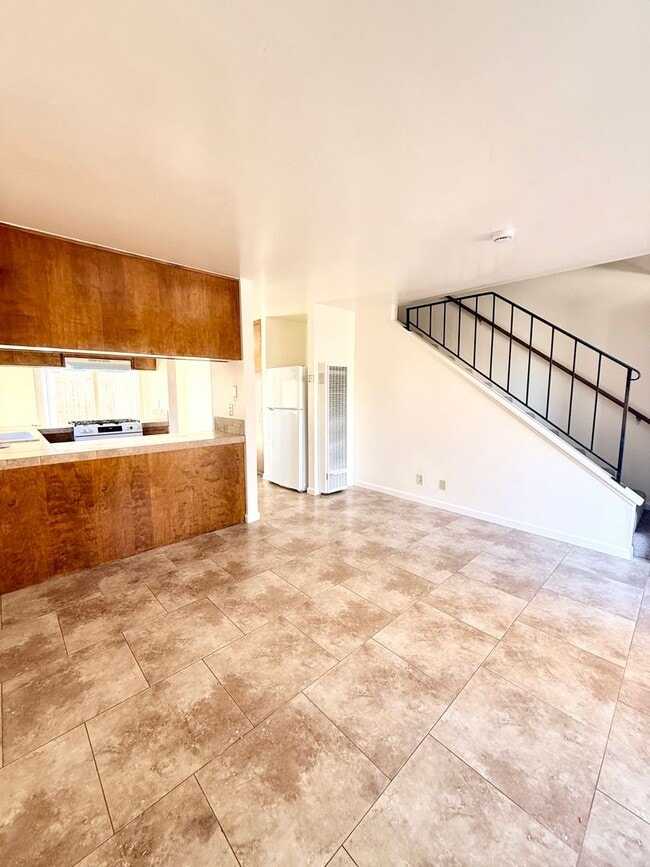 Building Photo - D728