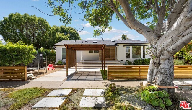 Building Photo - 2559 Colby Ave