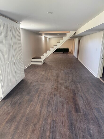 Living/Dining Area w/ Extra Storage - 331 Key West Dr