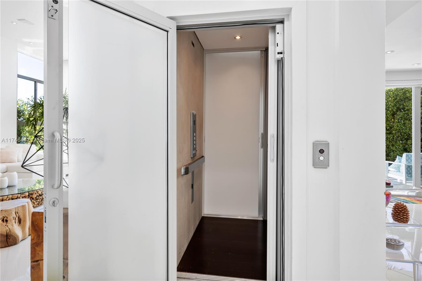 Building Photo - 1061 N Venetian Dr